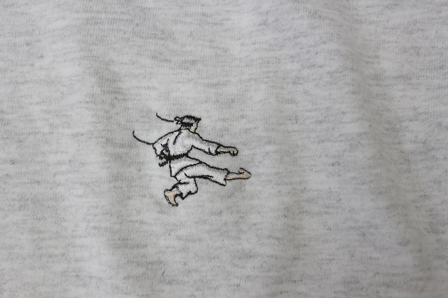 オリジナル刺繍　刺繍加工　刺繍　直接刺繍　チェーンステッチ刺繍　チェーンステッチ　ランニングステッチ　相良刺繍サテンステッチ　タタミステッチ　Tシャツ　トレーナー　ランニング　ノースリーブ　ベスト　セーター　ポンチョ　ウインドブレーカー　コーチジャケット　デニムジャケット　ジャケット　エプロン　Yシャツ　ワイシャツ　ワークシャツ　ダンガリーシャツ　開襟シャツ　背広　スーツ　スラックス　学生服　体操服　メルトンシャツ　メルトンジャケット　 ジャージ　トレーニングウエア　ウエア　型代無料書体　オリジナル書体　パーカー　ジップアップ