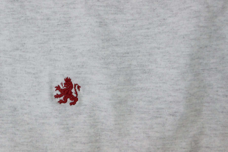 オリジナル刺繍　刺繍加工　刺繍　直接刺繍　チェーンステッチ刺繍　チェーンステッチ　ランニングステッチ　相良刺繍サテンステッチ　タタミステッチ　Tシャツ　トレーナー　ランニング　ノースリーブ　ベスト　セーター　ポンチョ　ウインドブレーカー　コーチジャケット　デニムジャケット　ジャケット　エプロン　Yシャツ　ワイシャツ　ワークシャツ　ダンガリーシャツ　開襟シャツ　背広　スーツ　スラックス　学生服　体操服　メルトンシャツ　メルトンジャケット　 ジャージ　トレーニングウエア　ウエア　型代無料書体　オリジナル書体　パーカー　ジップアップ