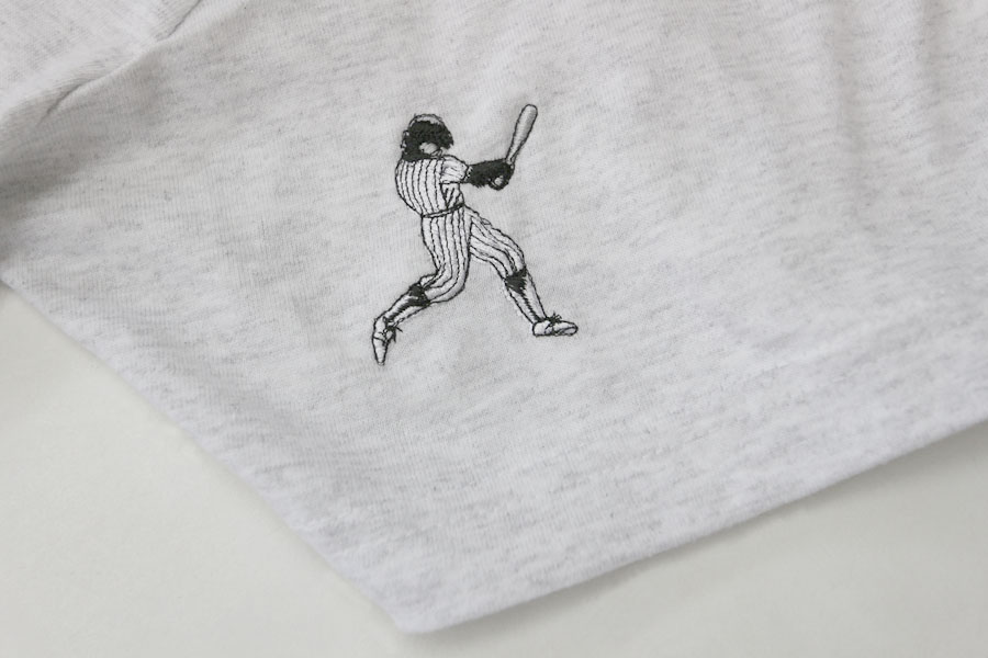 オリジナル刺繍　刺繍加工　刺繍　直接刺繍　チェーンステッチ刺繍　チェーンステッチ　ランニングステッチ　相良刺繍サテンステッチ　タタミステッチ　Tシャツ　トレーナー　ランニング　ノースリーブ　ベスト　セーター　ポンチョ　ウインドブレーカー　コーチジャケット　デニムジャケット　ジャケット　エプロン　Yシャツ　ワイシャツ　ワークシャツ　ダンガリーシャツ　開襟シャツ　背広　スーツ　スラックス　学生服　体操服　メルトンシャツ　メルトンジャケット　 ジャージ　トレーニングウエア　ウエア　型代無料書体　オリジナル書体　パーカー　ジップアップ