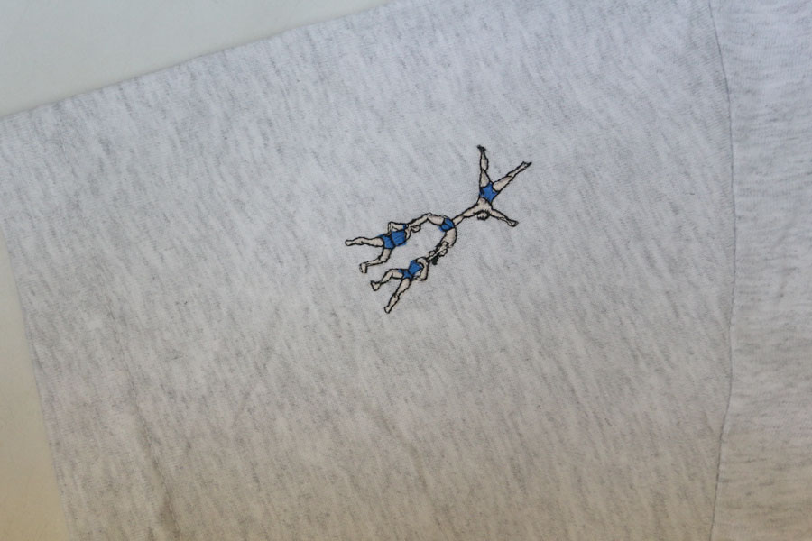 オリジナル刺繍　刺繍加工　刺繍　直接刺繍　チェーンステッチ刺繍　チェーンステッチ　ランニングステッチ　相良刺繍サテンステッチ　タタミステッチ　Tシャツ　トレーナー　ランニング　ノースリーブ　ベスト　セーター　ポンチョ　ウインドブレーカー　コーチジャケット　デニムジャケット　ジャケット　エプロン　Yシャツ　ワイシャツ　ワークシャツ　ダンガリーシャツ　開襟シャツ　背広　スーツ　スラックス　学生服　体操服　メルトンシャツ　メルトンジャケット　 ジャージ　トレーニングウエア　ウエア　型代無料書体　オリジナル書体　パーカー　ジップアップ